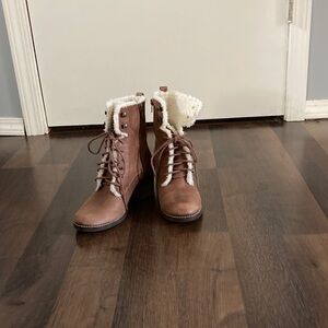 Lucky Brand Tan Lace-Up Boots with Shearling